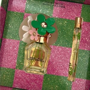 Marc Jacobs Daisy Wild Perfume with Green and Pink Accents
